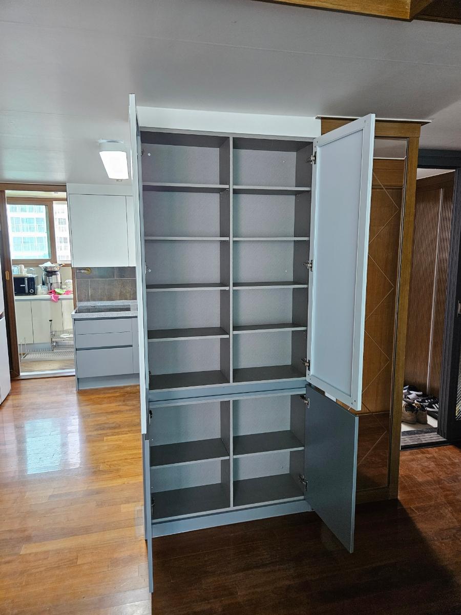 거울문이 적용된 키큰 수납장과 주변 공간