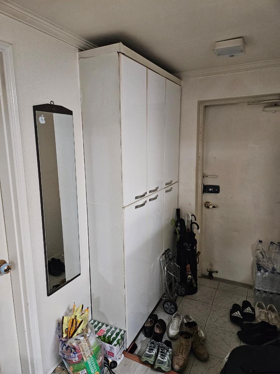 수납장, 불투명 도어 패널, 타일 바닥