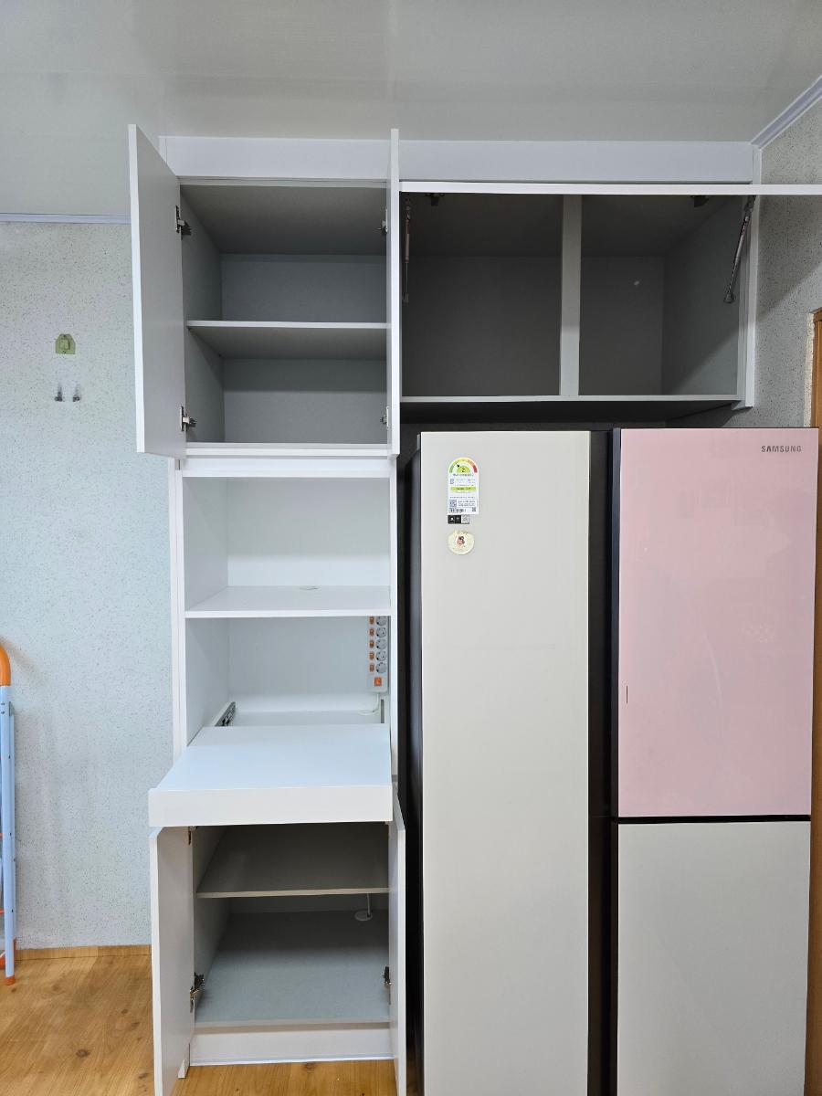 수납장과 냉장고가 배치되고 있는 시공 과정의 모습