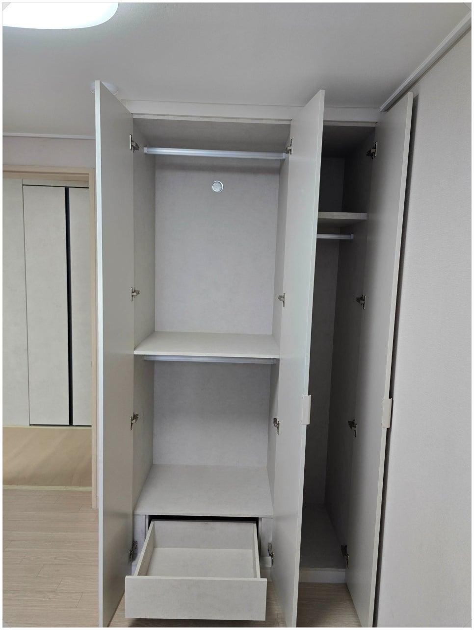 옷걸이봉과 콘센트가 보이는 수납장 내부