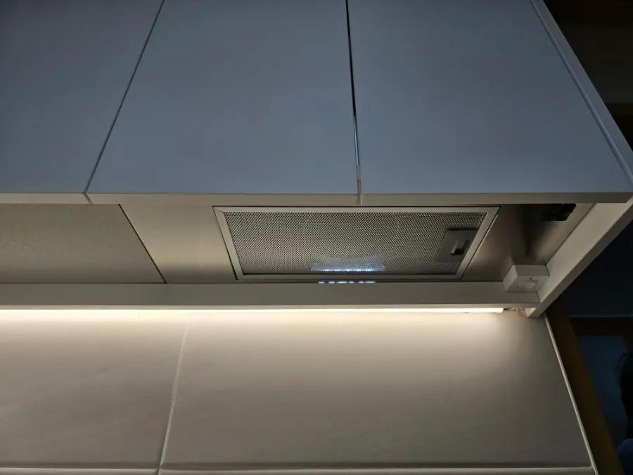 LED 조명과 내장형 후드가 설치된 상판 근접 모습