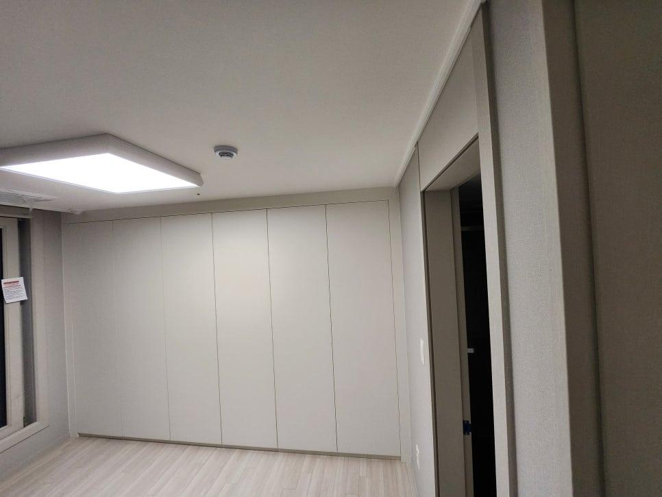 베이지색 유리 도어가 포인트가 된 화이트 붙박이장