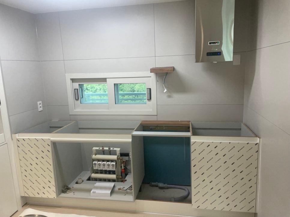 상판 설치 전 수납장과 레인지후드가 노출된 내부 공간