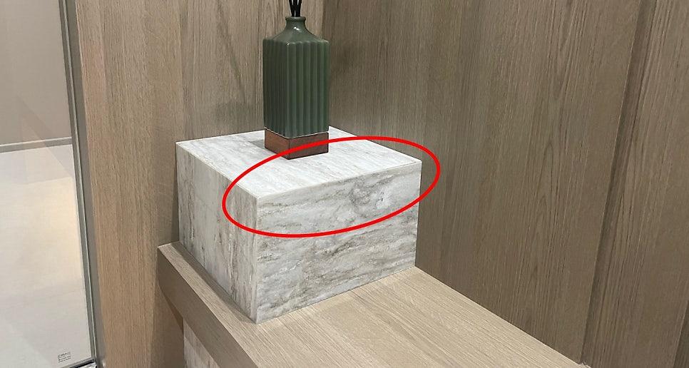 석재 질감의 화이트 블록과 소품 배치