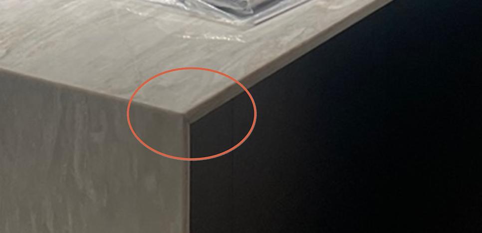 정밀하게 맞물린 화이트 마감재 접합부