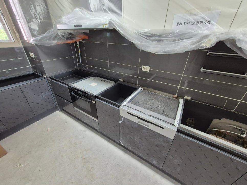 보호 덮개가 씌워진 시공 전 주방 가구들