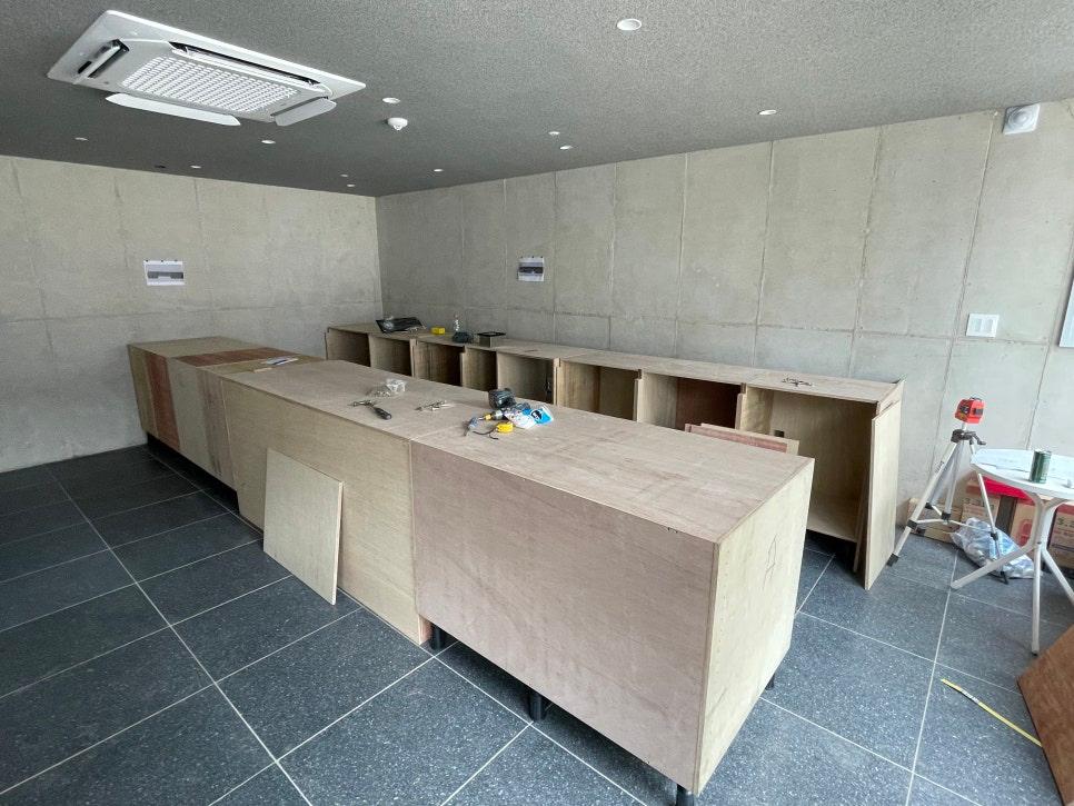 상판 자재를 배치하고 세부 작업을 진행하는 모습