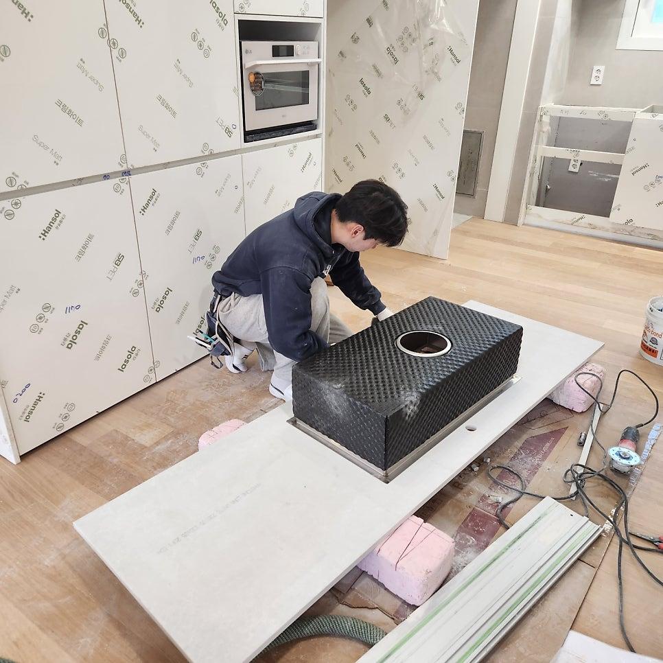 정밀한 마감을 위한 수공구 작업 모습