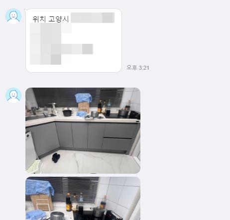 회색 캐비닛과 블루 천으로 보호된 가구들이 놓인 시공 중인 주방
