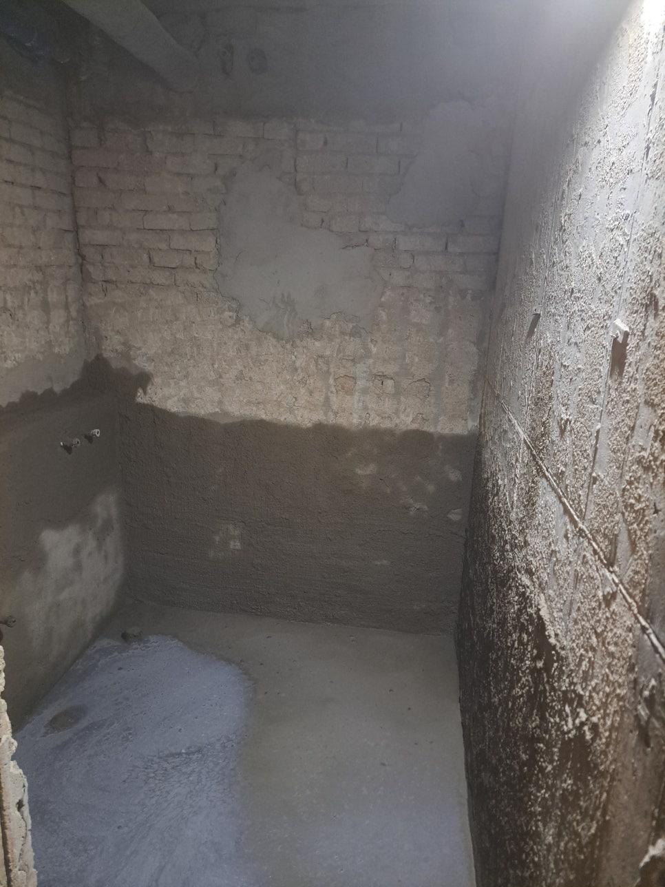 욕실 타일을 수평에 맞춰 정성껏 붙이는 중
