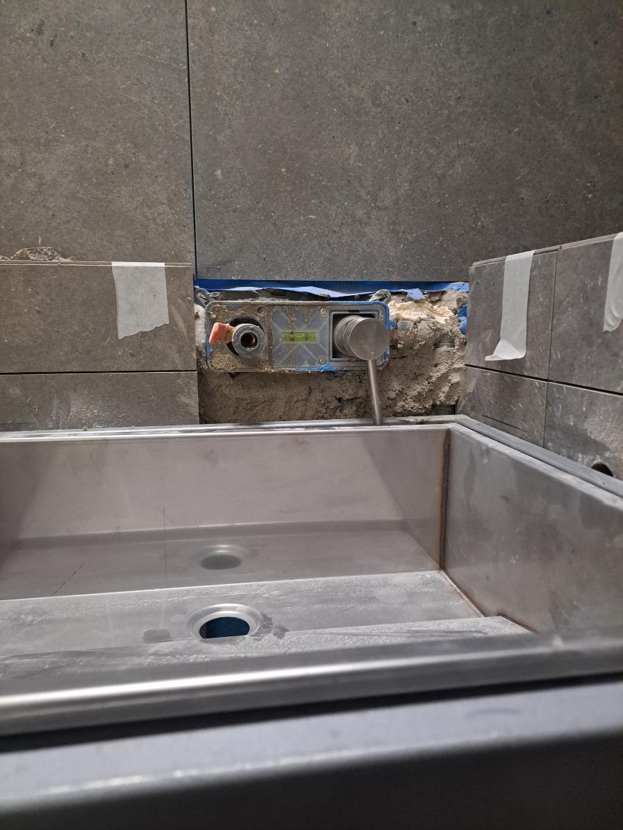 세면대 상부와 노출된 수전 매립부를 가까이서 본 모습