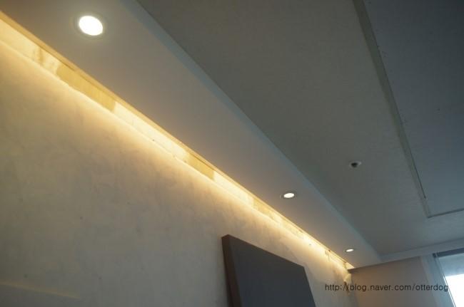 LED 라인 조명으로 완성된 화사한 복도