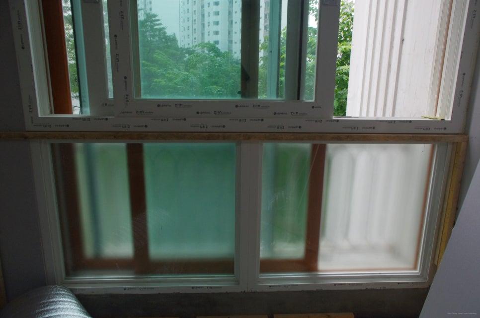 흰색 프레임의 반창 샷시가 설치된 모습
