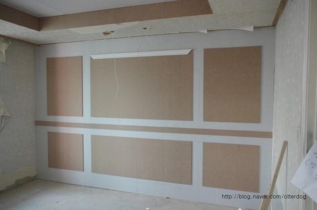 흰색 프레임으로 장식된 웨인스코팅 작업 현장