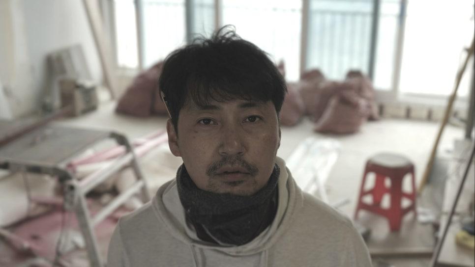 작업의 열기가 남아있던 창가 근처의 현장