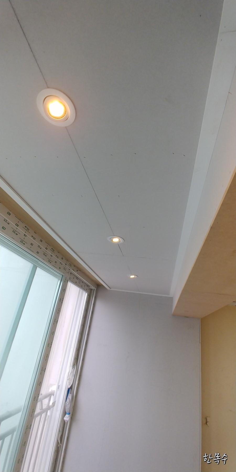 LED 조명과 밝은 톤으로 완성된 화사한 거실