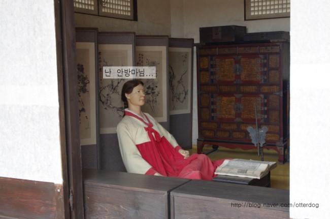 전통 가구와 붙박이문이 배치된 정갈한 내부 공간
