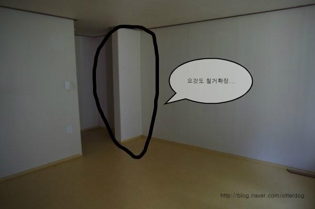 흰 벽과 목재 바닥의 빈 방 공간