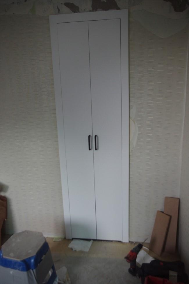 벽에 설치된 흰색 두 문 수납장