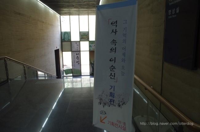 벽돌 마감과 타일 바닥이 적용된 전시관 통로