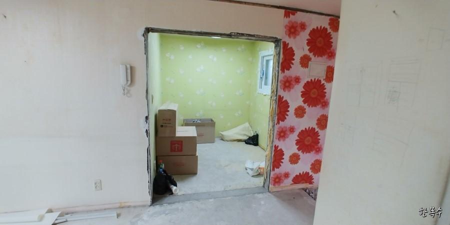 벽지 작업이 일부 진행 중인 방 안의 풍경