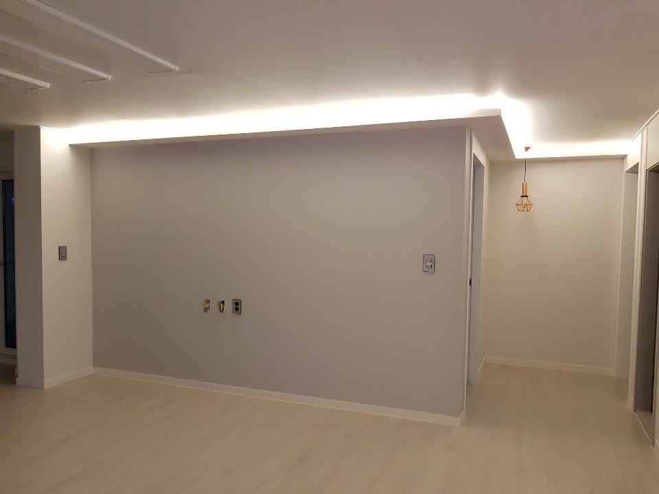 화이트 벽과 목재 바닥으로 정돈된 복도 완성샷