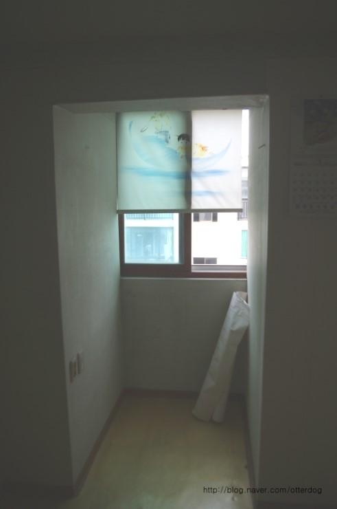 밝은색 마루재가 깔린 시공 중인 방의 모습