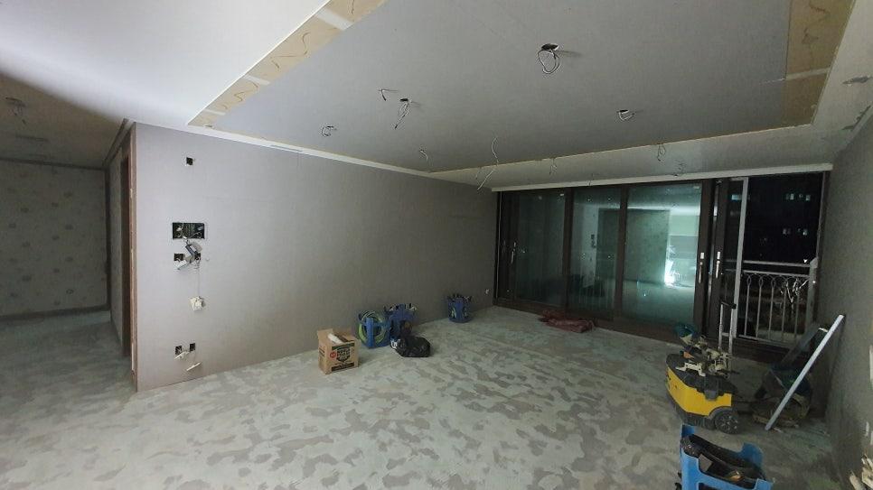 전기 배선과 타공 작업이 진행 중인 천정