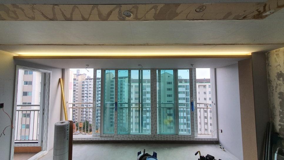 햇살이 드는 빈 방에 새로운 생명력을 불어넣는 과정이에요.