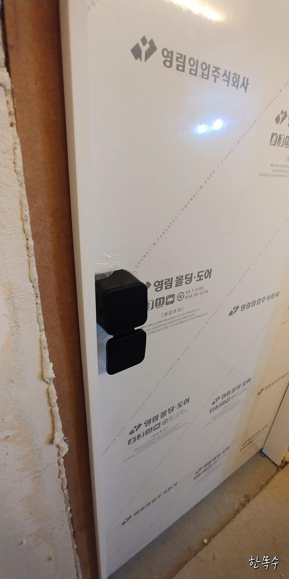 검은색 손잡이가 포인트인 화이트 도어