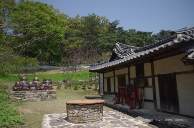 돌 테이블과 항아리가 놓인 고즈넉한 정원