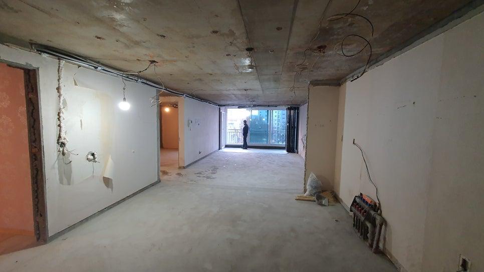 철거 후 뼈대만 남은 천장과 거친 벽면 상태