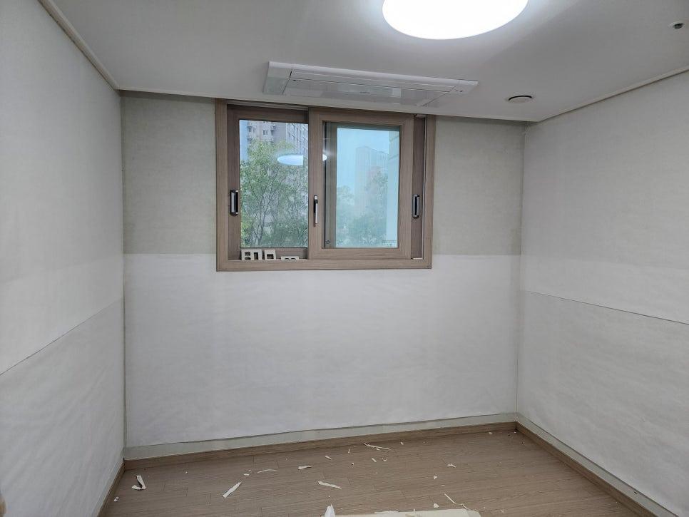 창호와 바닥재가 보이는 방의 기초 작업 상태