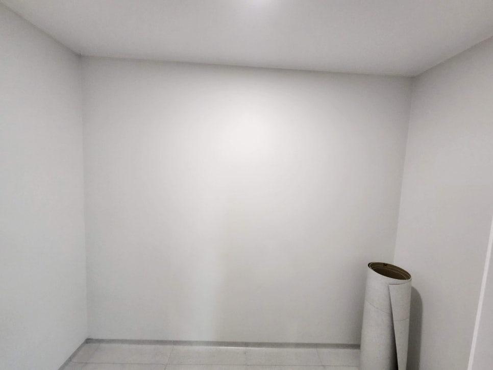 롤 자재가 놓여 있는 타일 바닥의 방