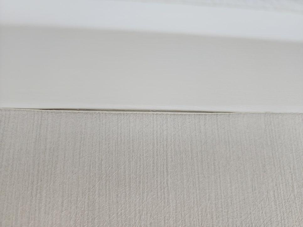 깔끔한 화이트 텍스처가 느껴지는 벽면 디테일