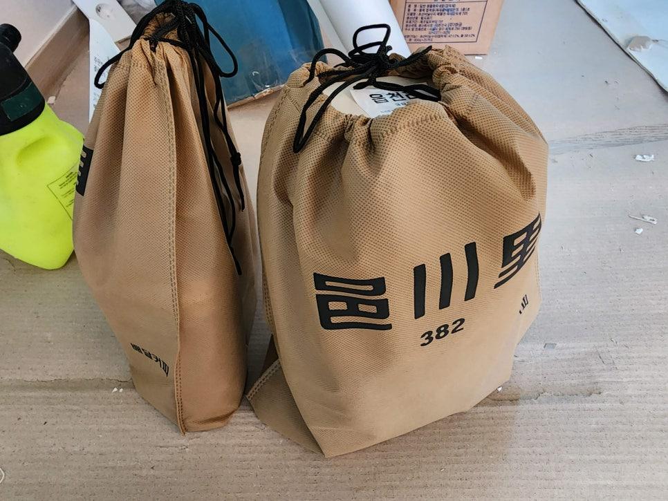 현장에 놓인 갈색 가방과 노란 용기들