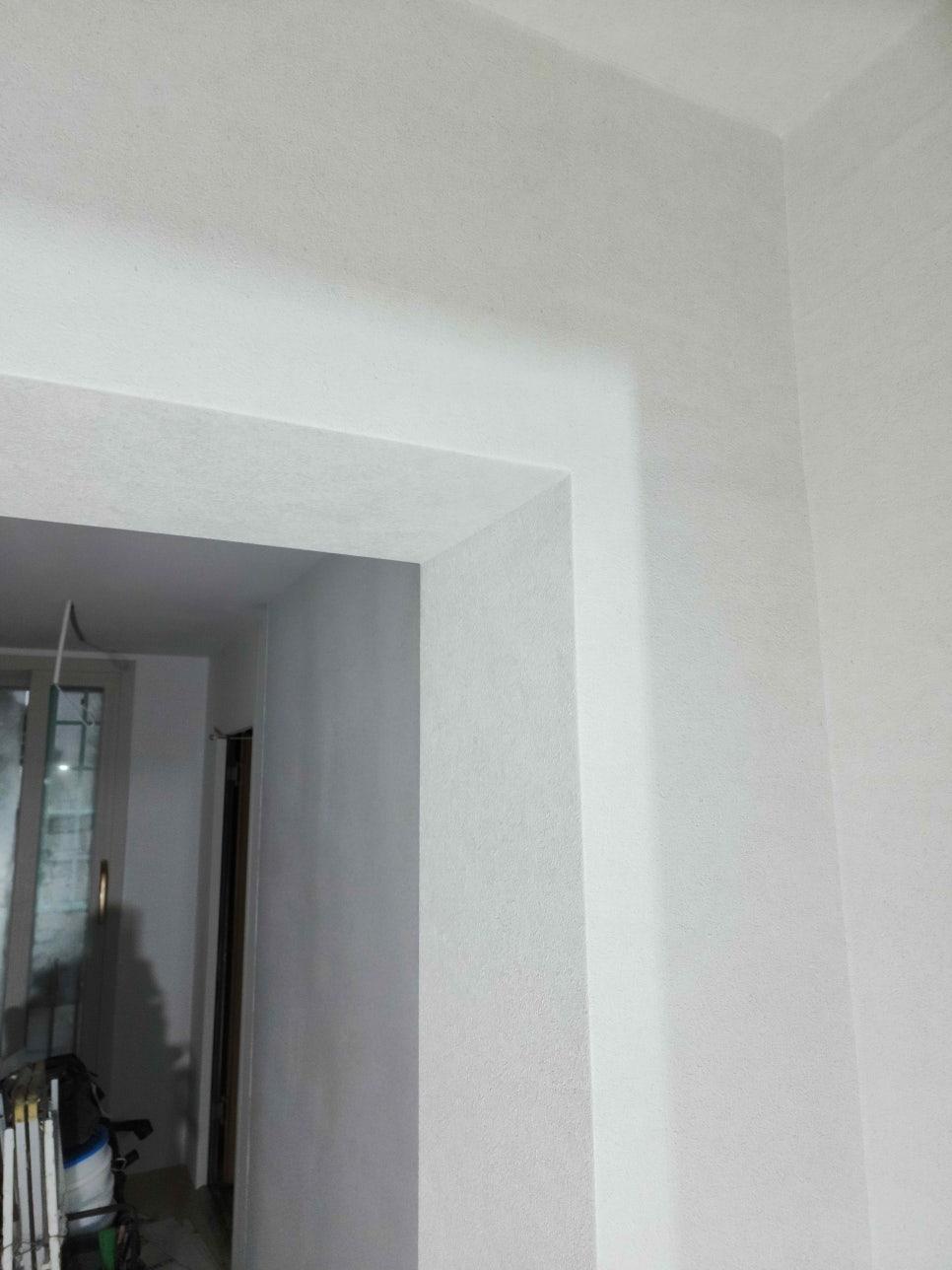 텍스처가 살아있는 천장 마감 중인 복도