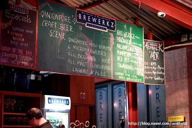 벽면에 부착된 카드형 메뉴판과 브랜드 로고