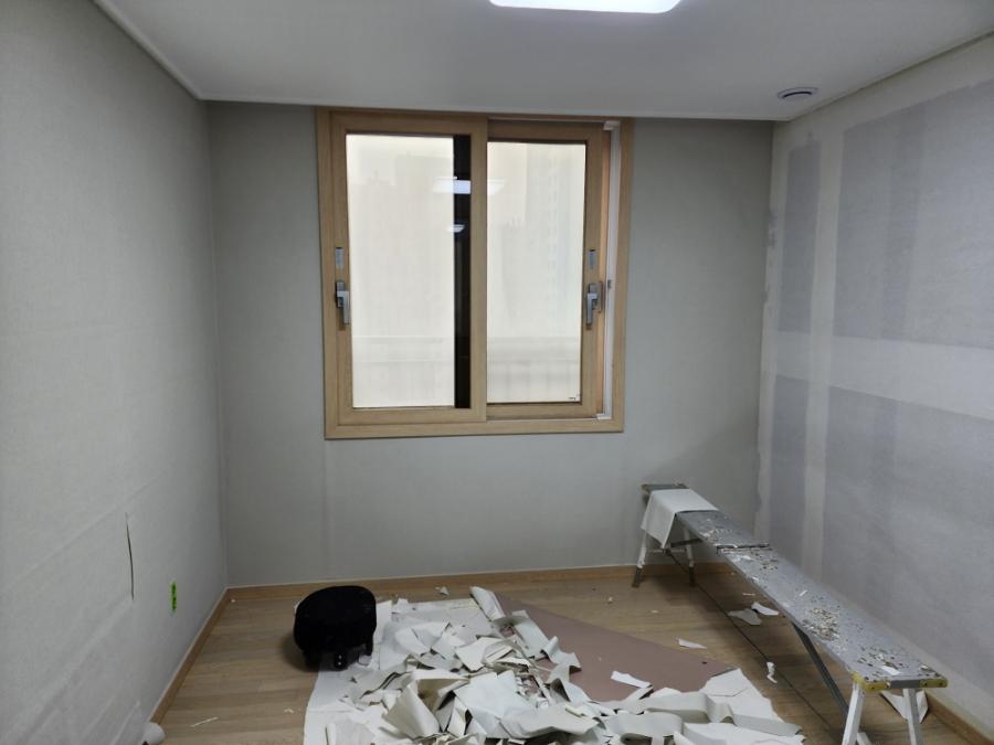 철거물이 흩어진 상태에서 진행 중인 방 도배