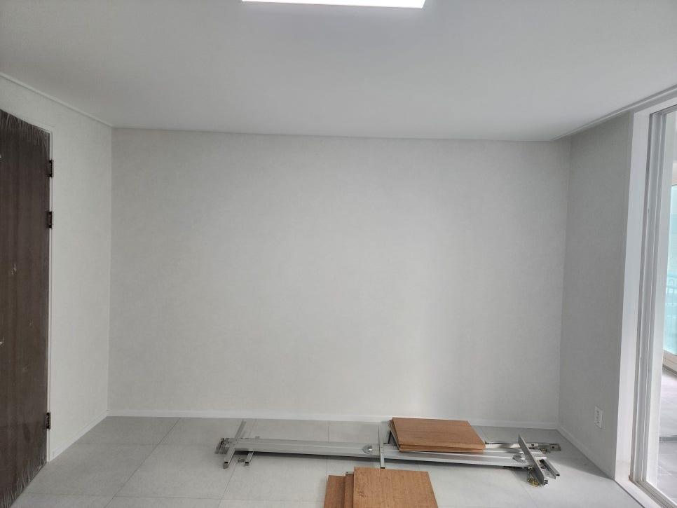 금속 프레임과 나무판이 놓인 빈 공간