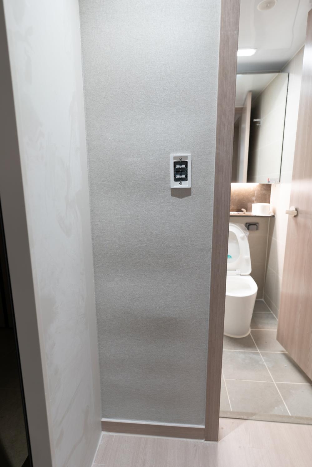 우드 파티션이 있는 정갈한 욕실