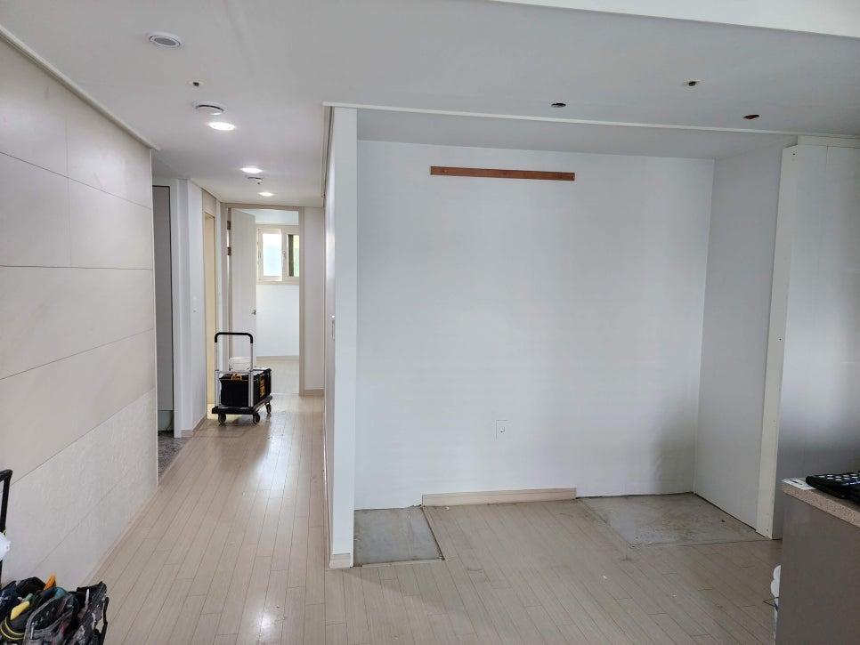 카트가 놓인 복도의 목재 바닥과 벽면 패널