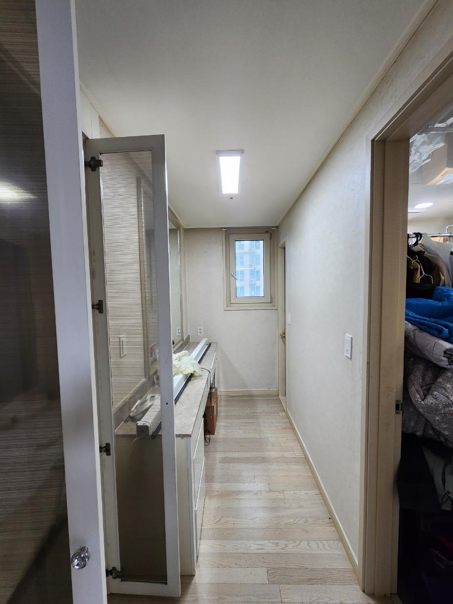 거울 수납장과 옷장이 배치된 복도 공간