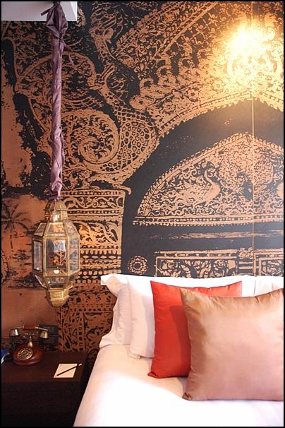 패턴 벽지와 유리 램프가 돋보이는 침실