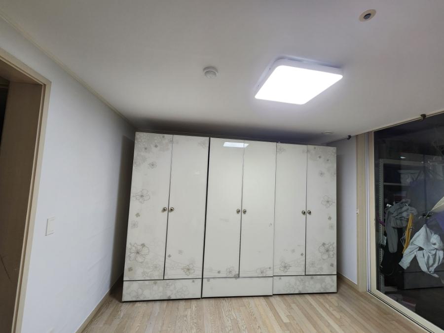 꽃무늬 붙박이장과 유리 도어가 조화로운 드레스룸 완성샷