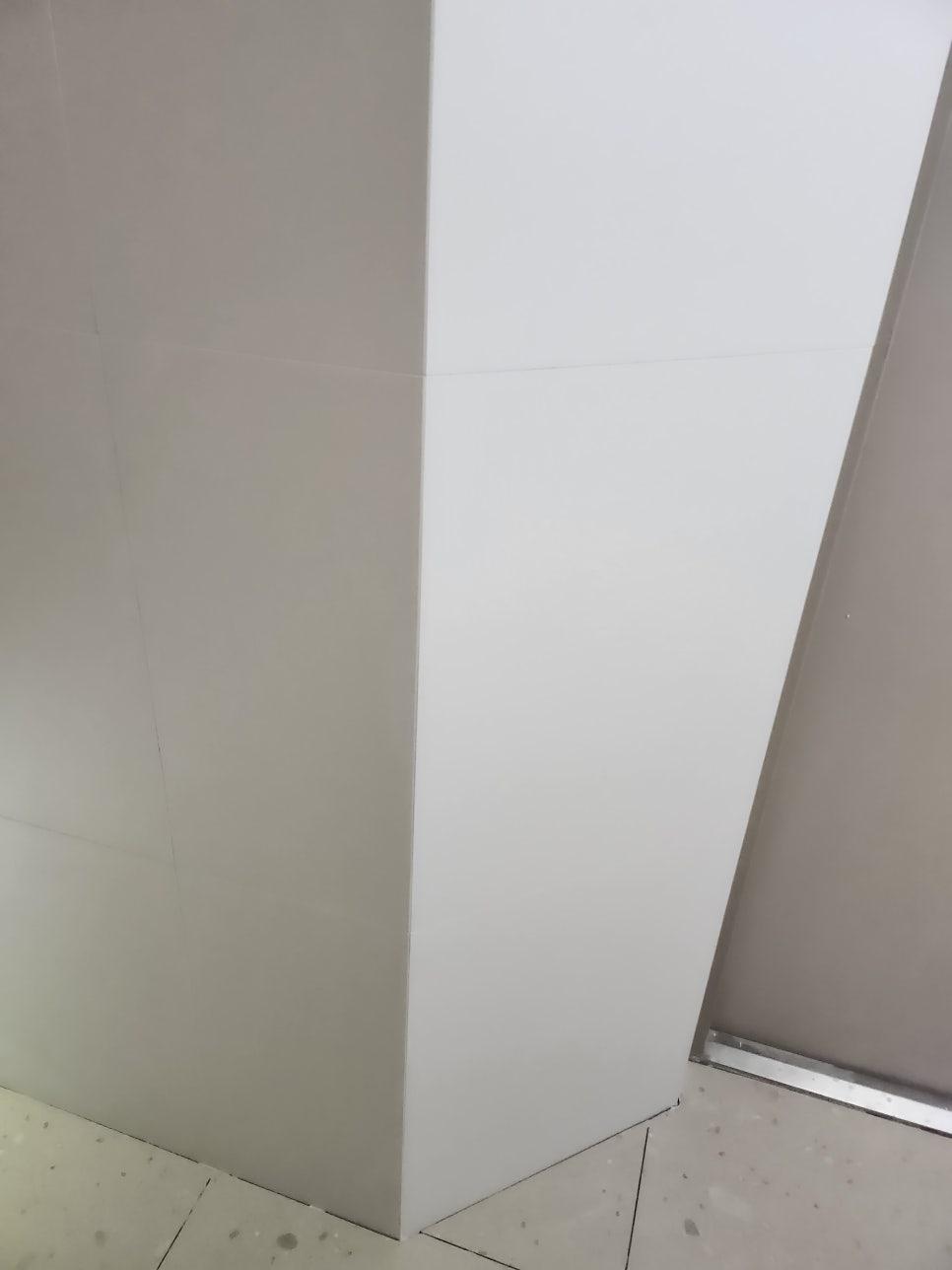 화이트와 베이지 톤 타일이 만나는 벽면 디테일