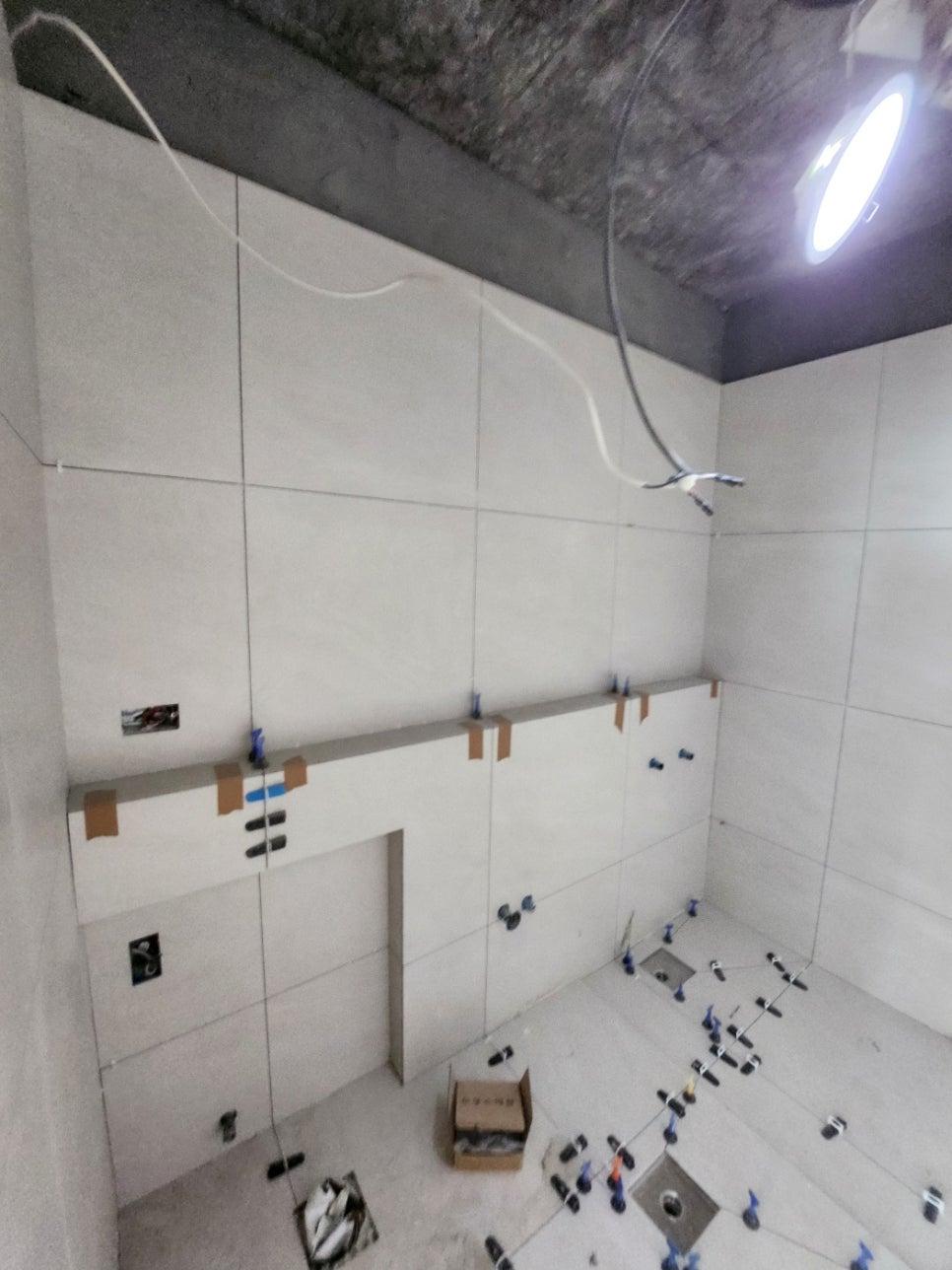 구조물 철거 후 전선이 노출된 실내 모습