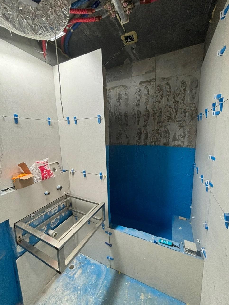 천장 배관 노출과 설비 프레임 설치 상태