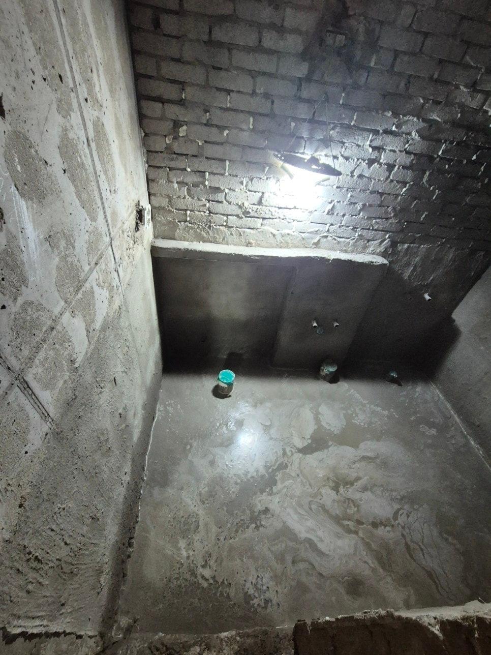 타일이 입혀지기 전 거친 콘크리트 벽면