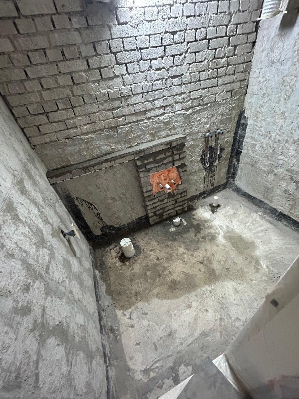 배관과 수도꼭지 위치를 잡는 기초 공사 현장